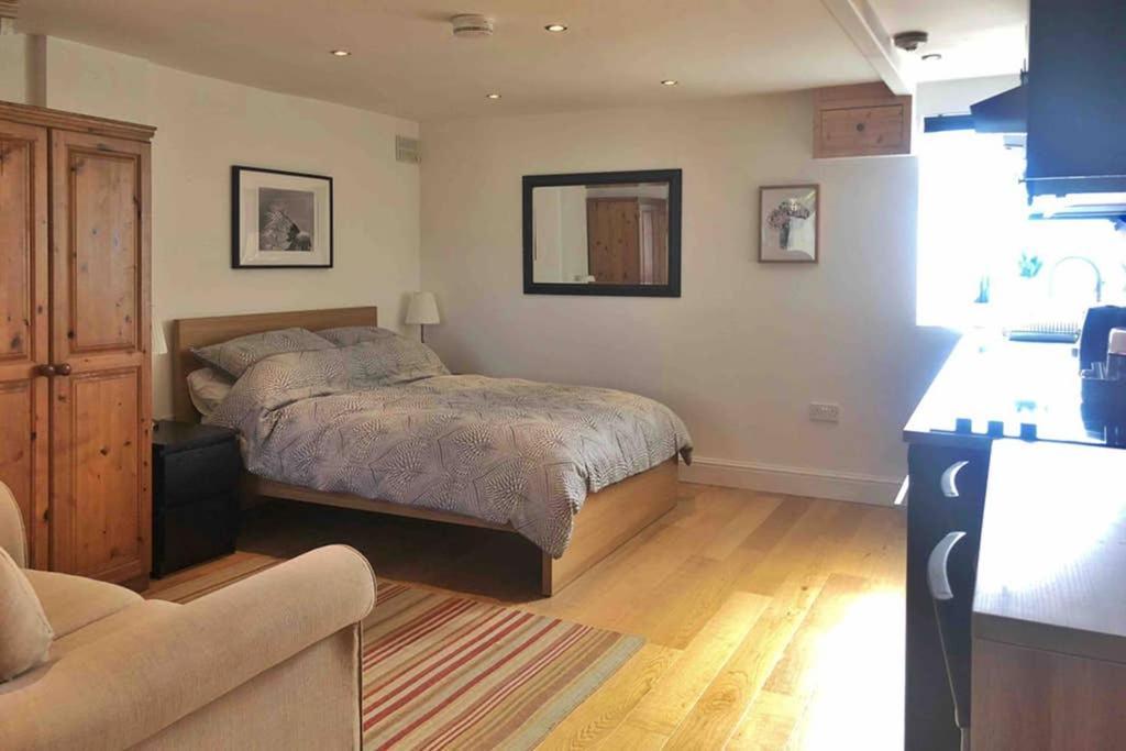 Modern Studio Apartment Near Town Centre Poole Buitenkant foto