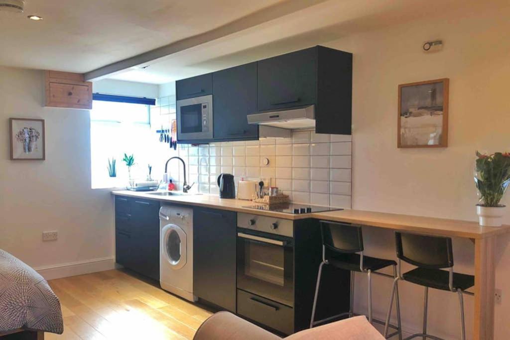 Modern Studio Apartment Near Town Centre Poole Buitenkant foto