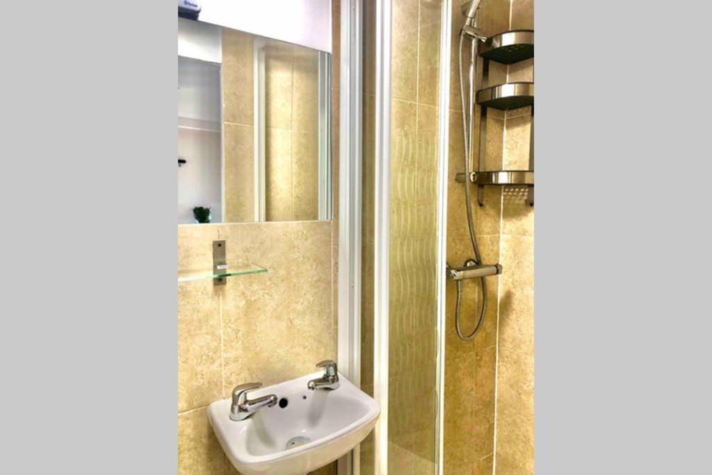 Modern Studio Apartment Near Town Centre Poole Buitenkant foto
